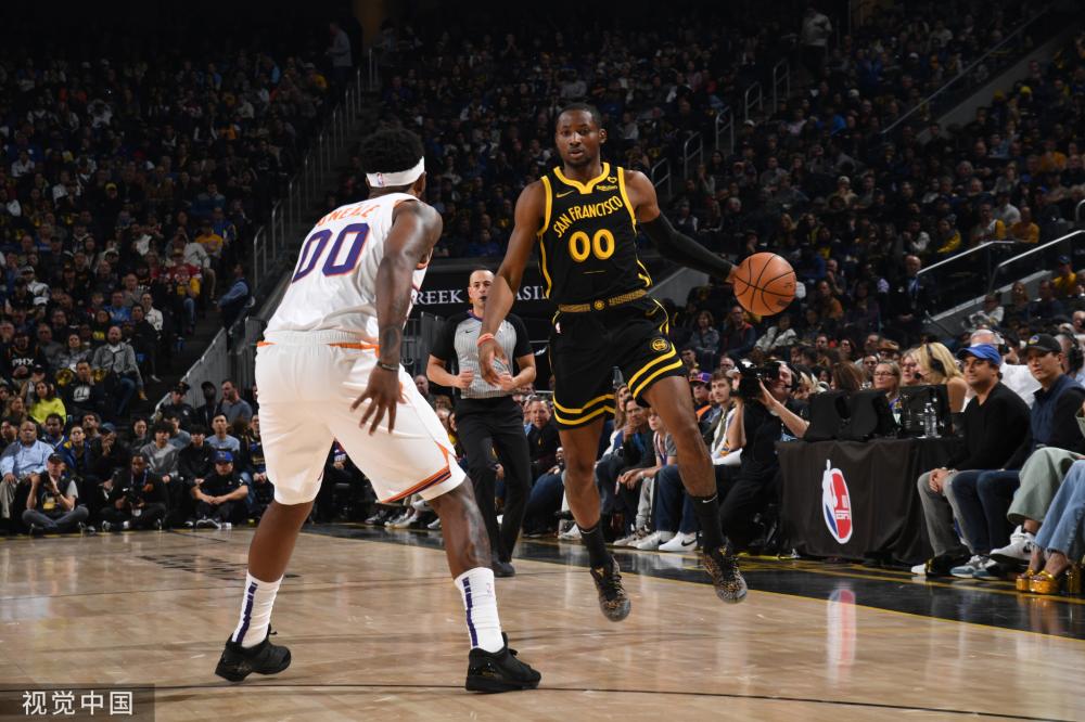 随着足球转 随着足球转