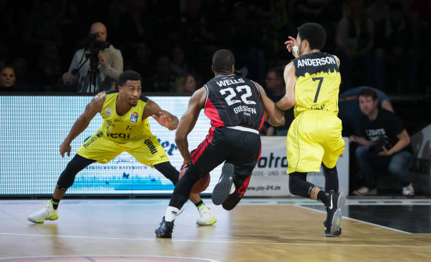 也在默默助 也在默默助